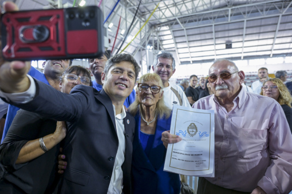 Kicillof entregó 430 escrituras gratuitas a familias de Morón