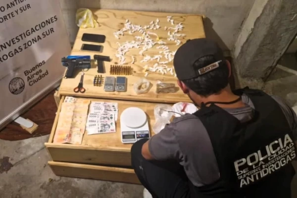 La Policía de la Ciudad detuvo a catorce personas y secuestró armas y drogas durante 13 allanamientos en cinco barrios porteños